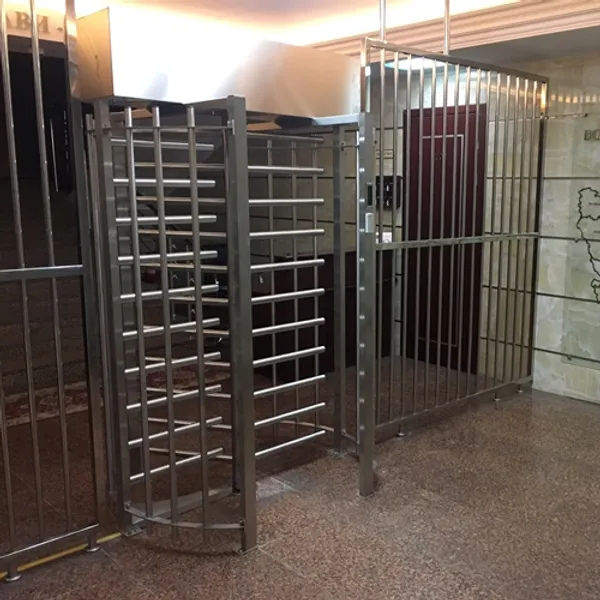 Монтаж повнозростових турнікетів в місті Луцьк - Головне управління СБУ у Волинській області