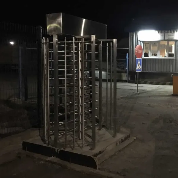 Монтаж повнозростових турнікетів на підприємстві Kronospan, місто Нововолинськ